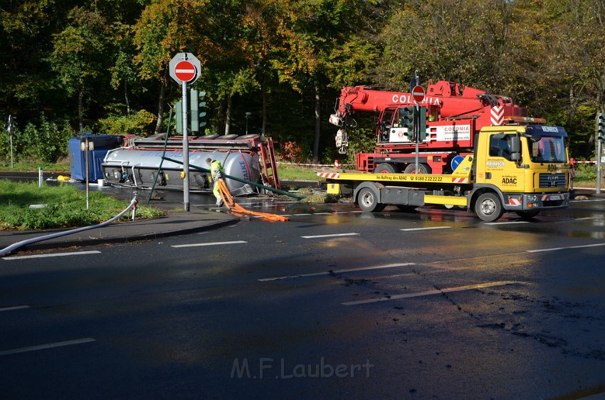 VU Tanklastzug umgestuerzt Huerth Industriestr P373.JPG